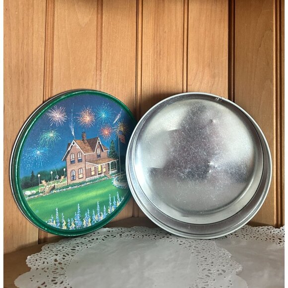 Vintage Patriotic Fourth of July Summer Celebration Biscuit Cookie Tin - Picture 4 of 6
